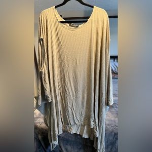 Unique top with arm cutouts on sides